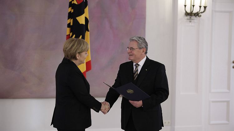 Bundespräsident Gauck überreicht Merkel im Schloss Bellevue die Ernennungskurkunde und wünschte ihr "eine gute Hand und Erfolg".