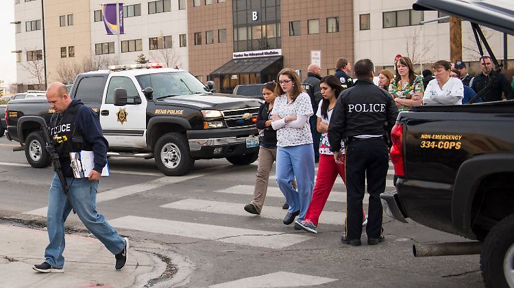 Menschen bringen sich in Reno in Sicherheit.