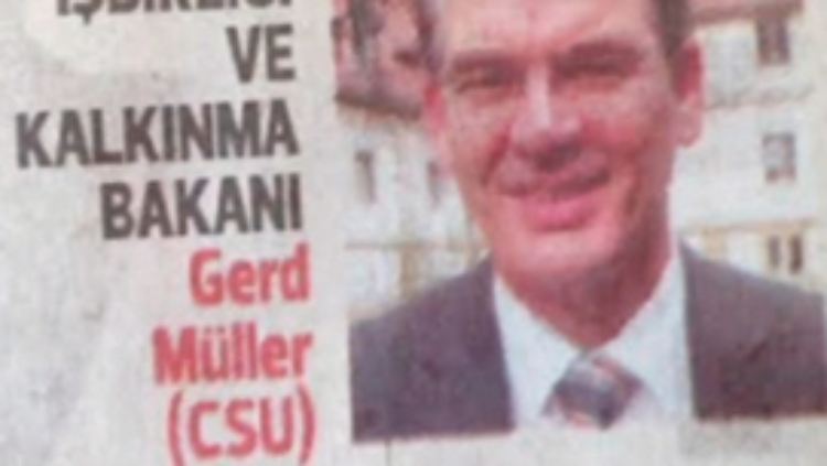 Der Zeitungsausschnitt, über den Tausende lachen. Minister Müller wird als Bayern-Star und Torschützenkönig vorgestellt.