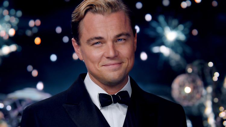 Leonardo DiCaprio (l) als Jay Gatsby in "Der Große Gatsby". Der Film kommt am 16. Mai 2013 in die deutschen Kinos.