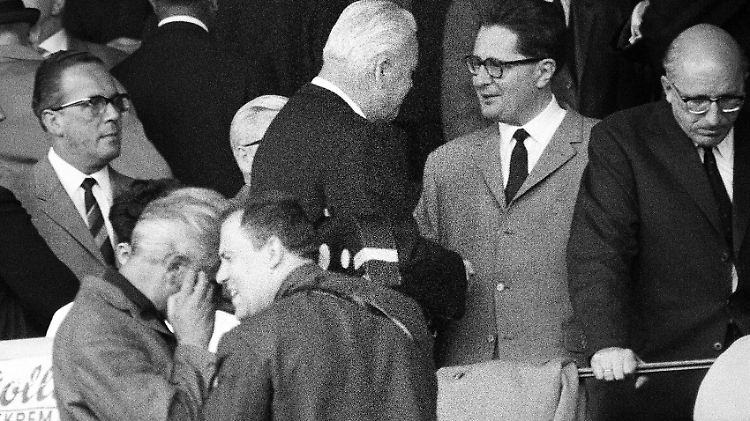 Hans-Jochen Vogel 1966 beim Besuch eines Fußballspiels zwischen 1860 München und Borussia Dortmund - damals noch als Münchner Oberbürgermeister.