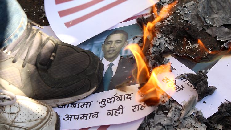 Im indischen Bhopal werden amerikanische Flaggen und Bilder von US-Präsident Barack Obama verbrannt.