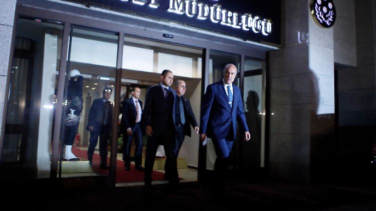 Polizeichef Huseyin Capkin verlässt das Hauptgebäude der türkischen Polizei in Istanbul.