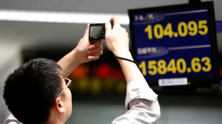 Ein Dollar kostet mehr als 104 Yen: Für Japans Exportwirtschaft ist das sehr viel mehr als nur ein Foto wert.