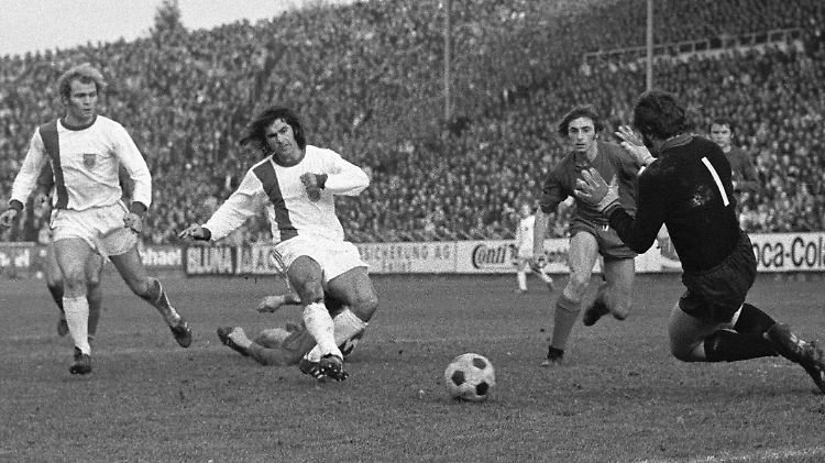 Mit allen Stars auf den Betzenberg: Gerd Müller und Uli Hoeneß verlieren mit dem FC Bayern am 20. Oktober 1974 mit 4:7 gegen den 1. FC Kaiserslautern.