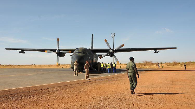 Die Bundeswehr schickt eine ihrer in Mali stationierten Transalls, um die Deutschen auszufliegen.