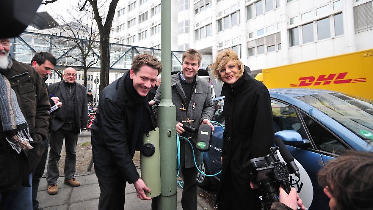 Die neue Laternen-Zapfsäule soll 90 Prozent günstiger als eine herkömmliche Ladesäule sein.
