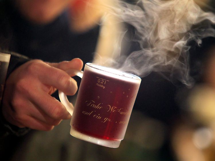 Ein Glas Glühwein mit 200 Milliliter enthält, je nach Zuckergehalt, circa 200 Kalorien.