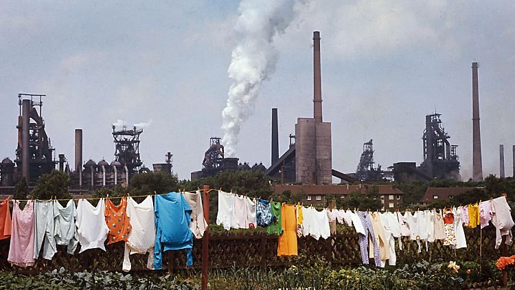 Eine Schrebergartenanlage vor der Industriekulisse der August-Thyssen-Hütte in Duisburg-Hamborn.