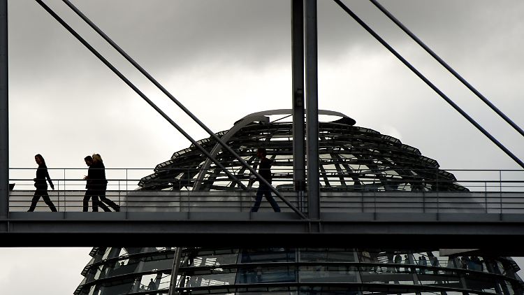 Mitarbeiter des Bundestags laufen über die Brücke, die das Elisabeth-Lüders-Haus und das Paul-Löbe-Haus verbinden, in dem die Ausschüsse tagen.