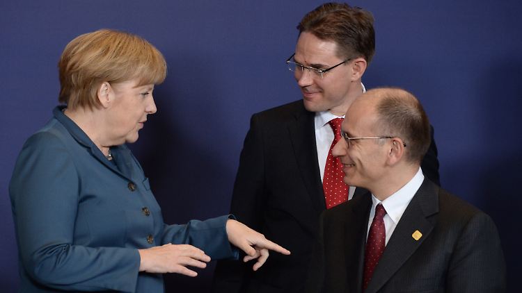 Angela Merkel im Gespräch mit ihren Kollegen Enrico Letta (Italien/rechts) und Jyrki Katainen (Finnland).