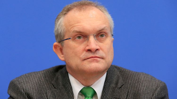 Christoph Schmidt schlägt dem Staat vor zu sparen, statt "Geschenke" zu verteilen.
