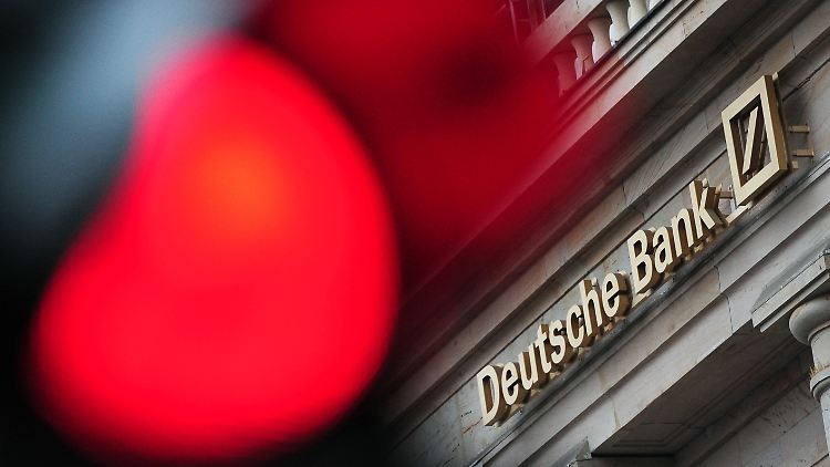 Rote Ampel vor der Deutschen Bank. Im Kirch-Streit geht es zur Zeit weder vor noch zurück. Es steht Aussage gegen Aussage.