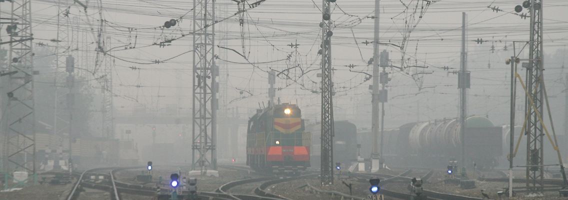 Die Bahnstation von Domodedewo, 30 Kilometer südlich von Moskau, im Smog.