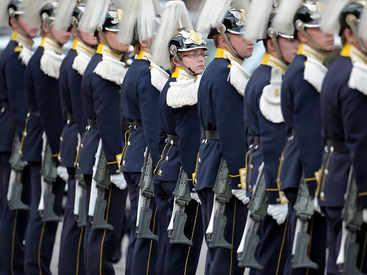 Das Militär muss in Zukunft jährlich um 4000 freiwillige Berufssoldaten werben, die im Ausland eingesetzt werden können.
