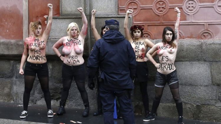 Mit Parolen wie "Mein Körper, meine Regeln (l.) und "Abtreibung ist heilig" (r.) protestierte Femen im November 2013 in Madrid gegen das neue Gesetz.