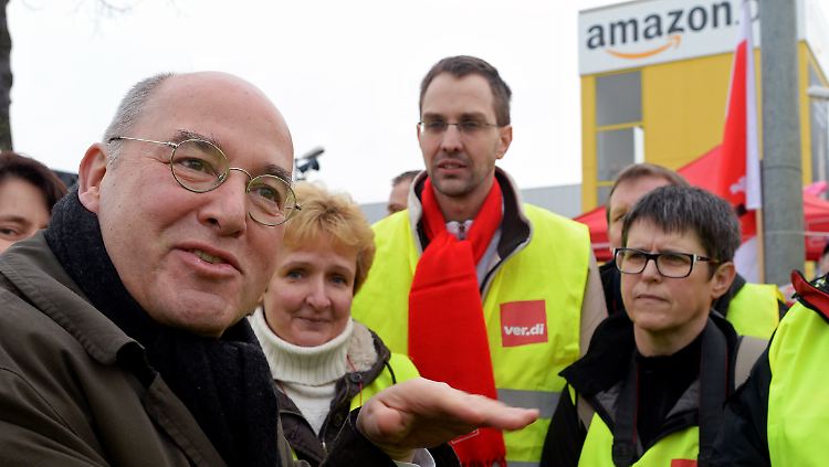 Gysi besucht die Amazon-Streikenden in Leipzig, wo der Konzern ein Logistikzentrum unterhält.