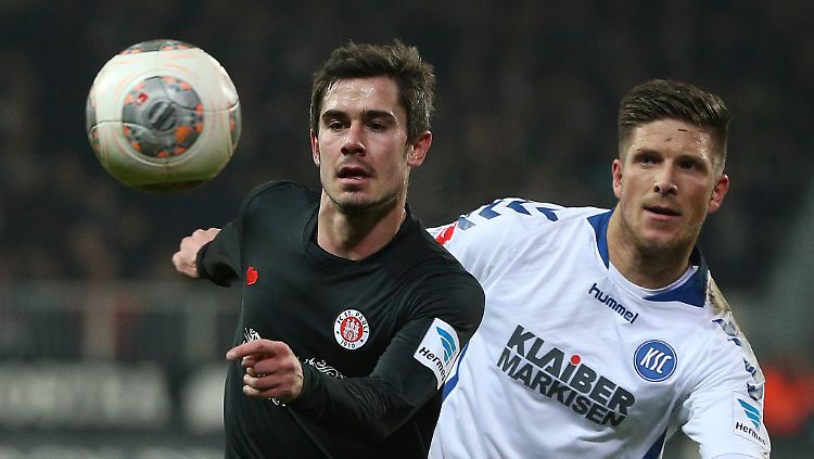 St. Paulis Fin Bartels (l.) im Zweikampf mit Dennis Kempe vom KSC.