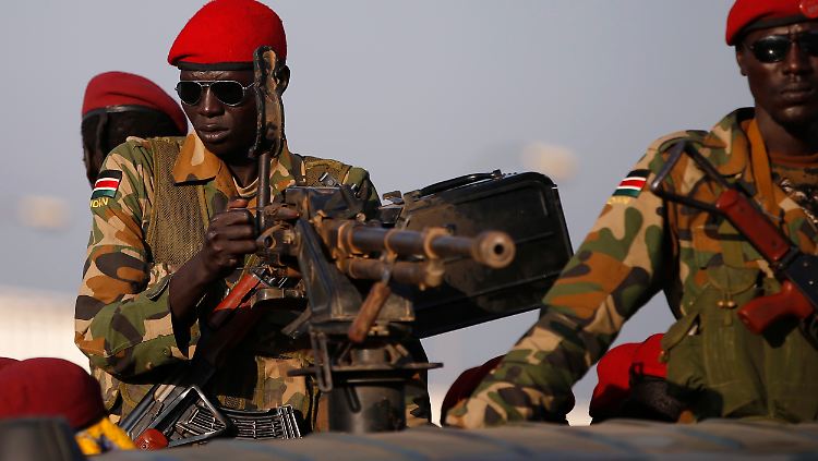 Soldaten der Regierungspartei SPLM überwachen von einem Militärfahrzeug aus die Lage in Juba.