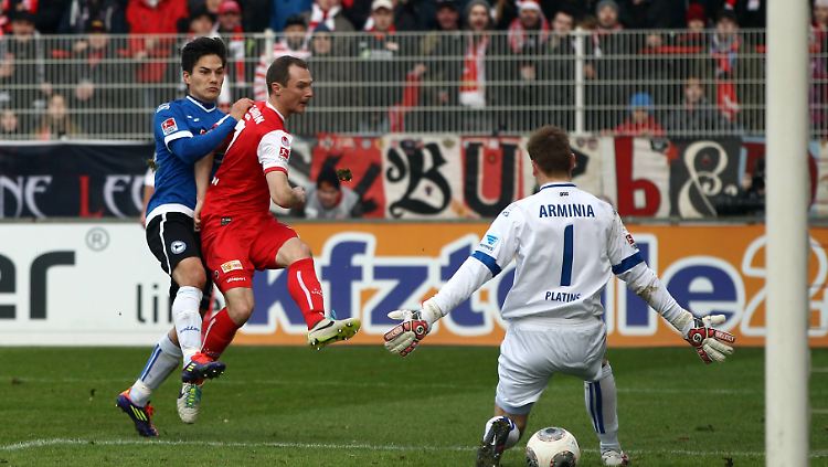 Durch die Hosenträger: Patrick Kohlmann trifft zum 2:1 für Berlin.