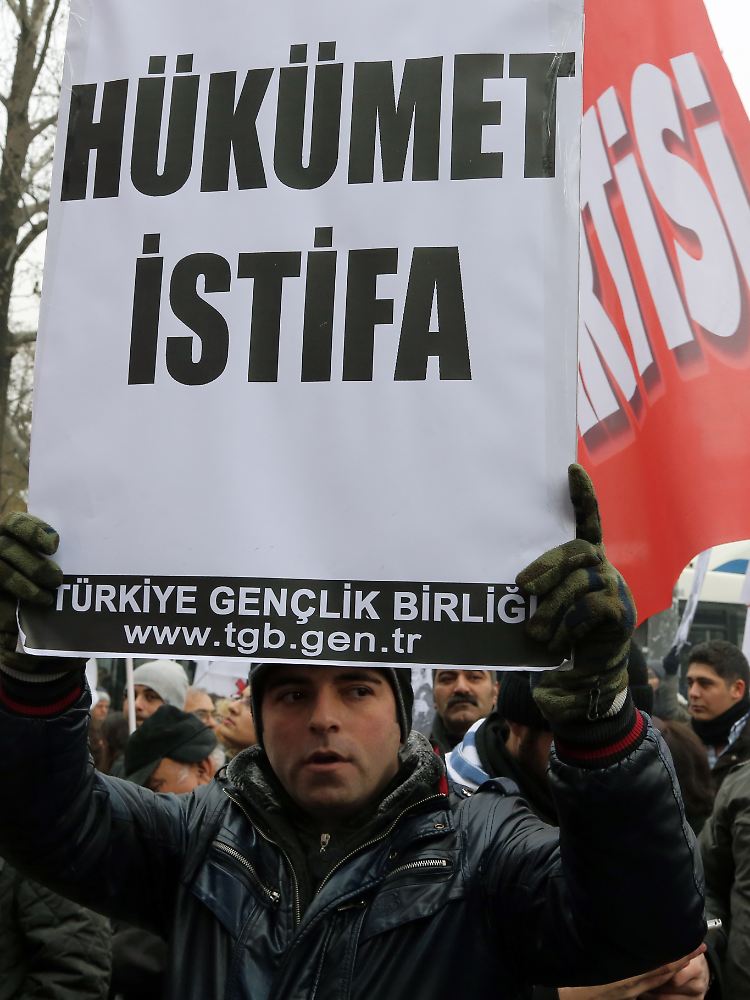 Ein junger Demonstrant fordert die Regierung zum Rücktritt auf. Nach den Protesten im Gezi-Park formieren sich nun erneut Demonstrationen.