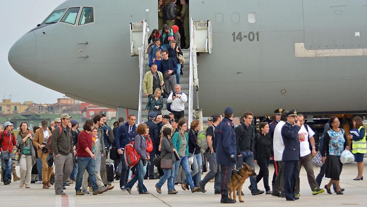 Meist in Militärmaschinen werden die Ausländer aus Südsudan ausgeflogen und in Sicherheit gebracht.