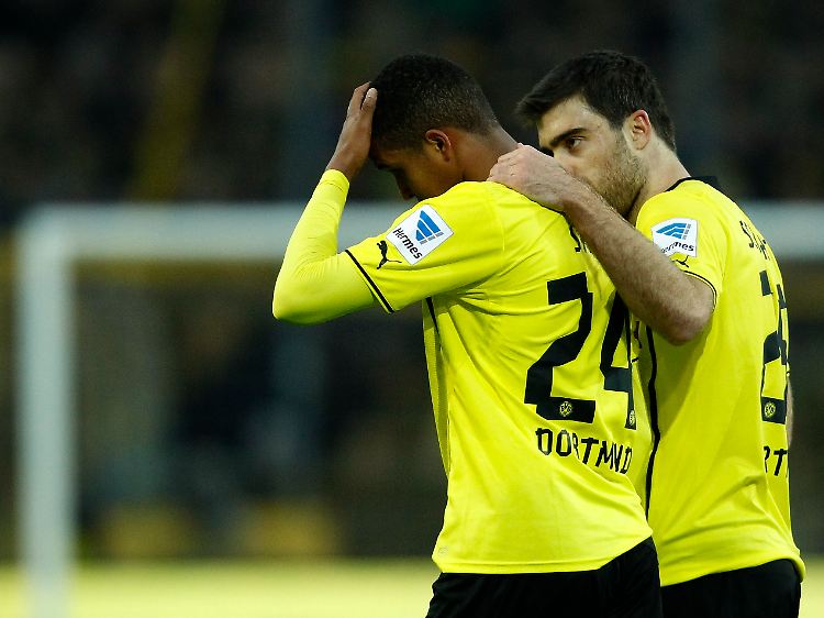 Innenverteidiger-Talent Marian Sarr leitete bei seinem Heimdebüt für den BVB die Dortmunder Niederlage ein.