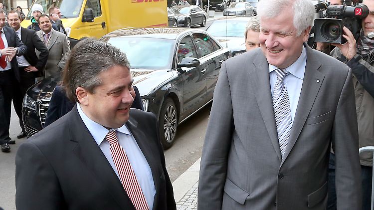 Hier wirken der SPD-Vorsitzende Gabriel und CSU-Chef Seehofer noch bestens gelaunt. Doch mit seinen Äußerungen zum Mindestlohn ärgert Bayerns Ministerpräsident die Genossen.