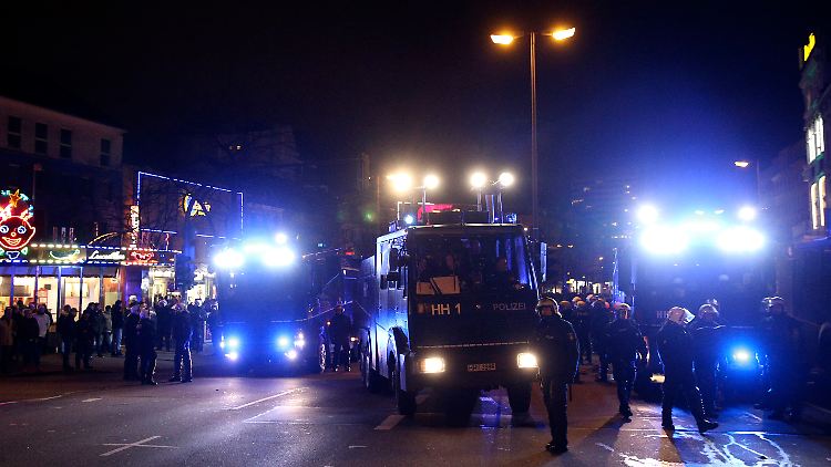 Die Polizei erklärte große Bereiche der Hamburger Innenstadt zum Gefahrengebiet.