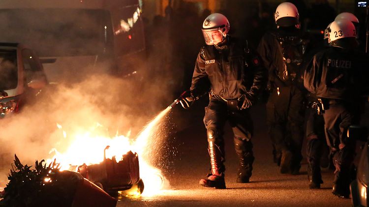 Bis tief in die Nacht jagten Polizei und Demonstranten einander.