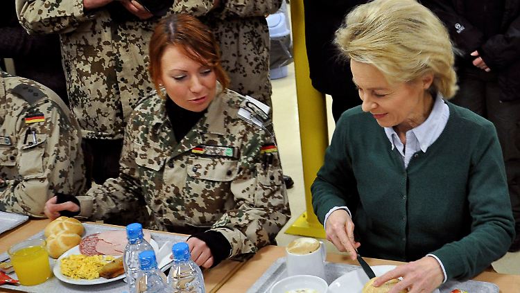 Für die Soldatin gibt's Wurst und Eier, von der Leyen begnügt sich mit einem Marmeladenbrötchen.