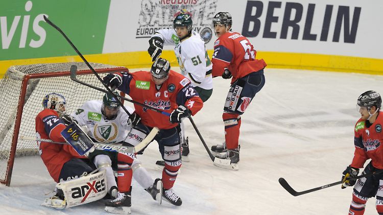 Eishockey European Trophy Finalrunde Gruppe A Eisbären Berlin - Färjestad BK: Eisbären-Torwart Rob Zepp (l-r) von den Eisbären Berlin verletzt sich bei den Angriff von Niklas Arell von Färjestad BK.
