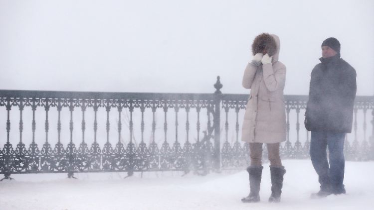 Fußgänger in Quebec kämpfen mit dem Schneesturm.