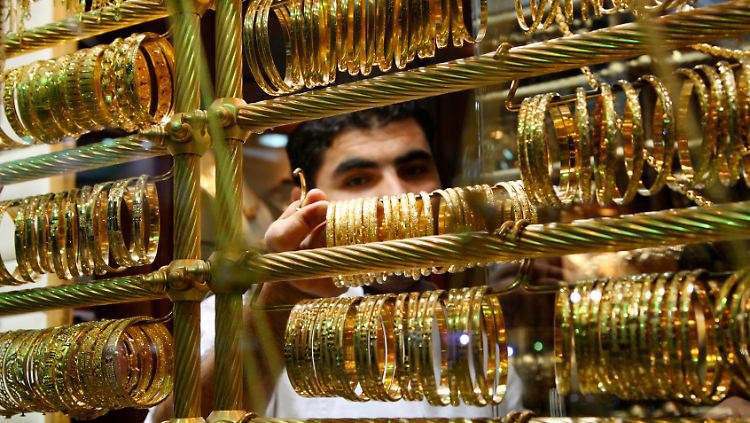 Der Goldpreis sinkt. Das bekommt auch dieser Händler im jordanischen Amman zu spüren.