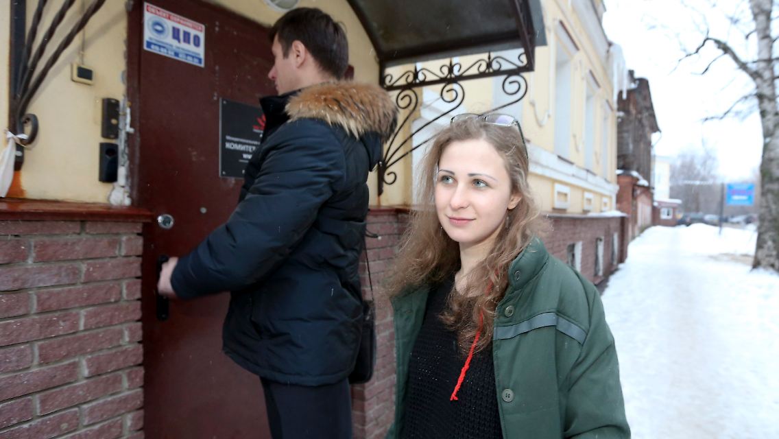 2013-12-23T090411Z_1696488425_GM1E9CN1BCJ01_RTRMADP_3_RUSSIA-PUSSYRIOT-RELEASE.JPG2056724126763506381.jpg