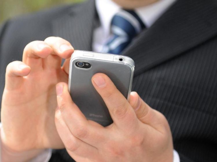 Ein Chef darf seinen krankgeschriebenen Mitarbeiter laut einem Gerichtsurteil in der Öffentlichkeit fotografieren.