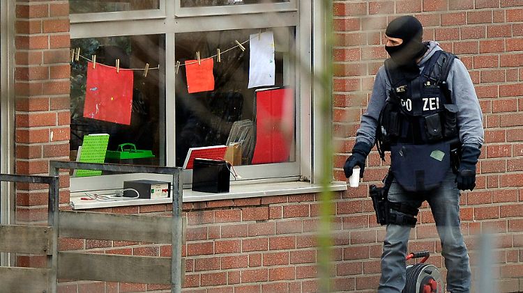 Im Einsatz: Ein Beamter des SEK blickt durch die Scheibe der Kita, in der es zur Geiselnahme gekommen ist.