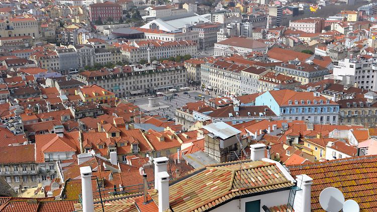Blick vom Castelo de Sao Jorge in Richtung Rossio, im Hintergrund das Viertel Bairro Alto, das eine große Auswahl an Restaurants, Bars und Clubs bietet.