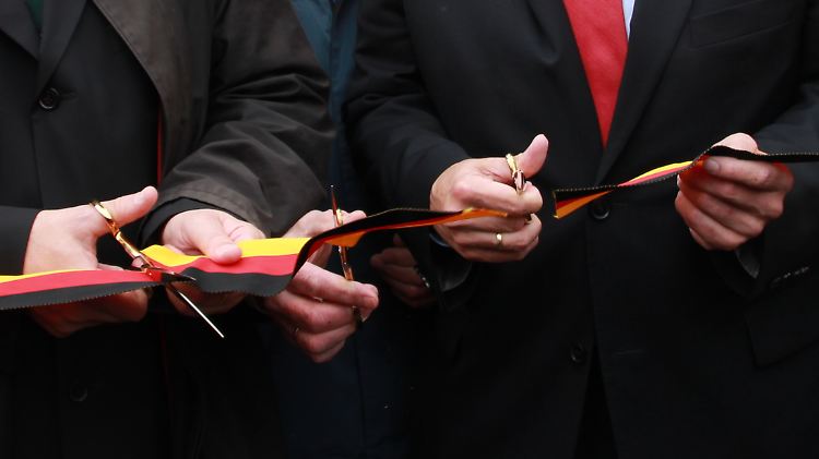 Eigentlich sollte das Durchschneiden von Bändern nicht zu den Hauptaufgaben von Politikern gehören.
