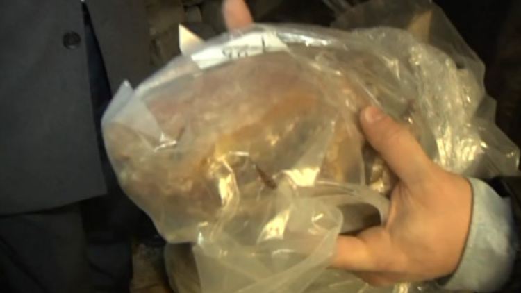 Screenshot aus dem Polizeivideo: Stolz wird der Fund präsentiert, darunter sind einige sehr große Stücke.