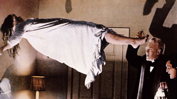 Der Exorzist: Pater Merrin (Max von Sydow), Spezialist für Teufelsaustreibungen, versucht der 12-jährigen Regan (Linda Blair) den Dämon auszutreiben.