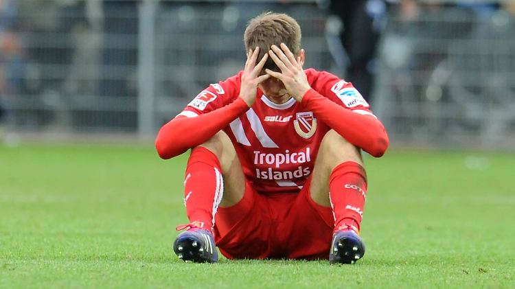 Wieder nix:  Der Cottbusser Steffen Bohl nach der Niederlage in Paderborn.