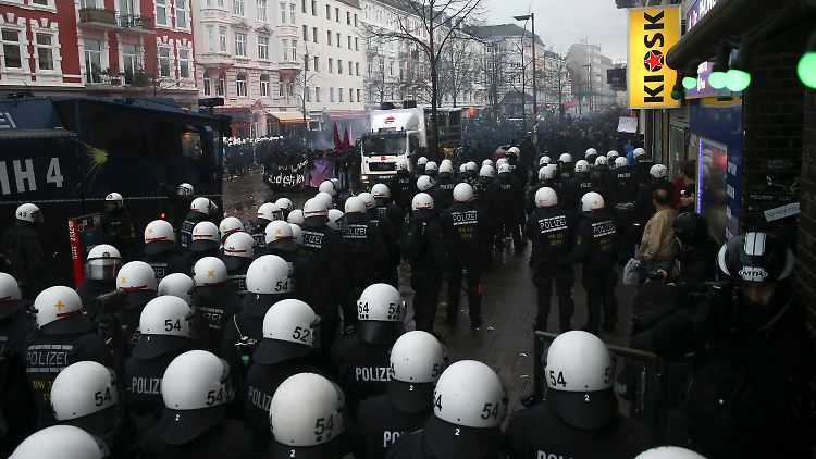 Polizisten am Samstag vor dem Kulturzentrum "Rote Flora" in Hamburg.