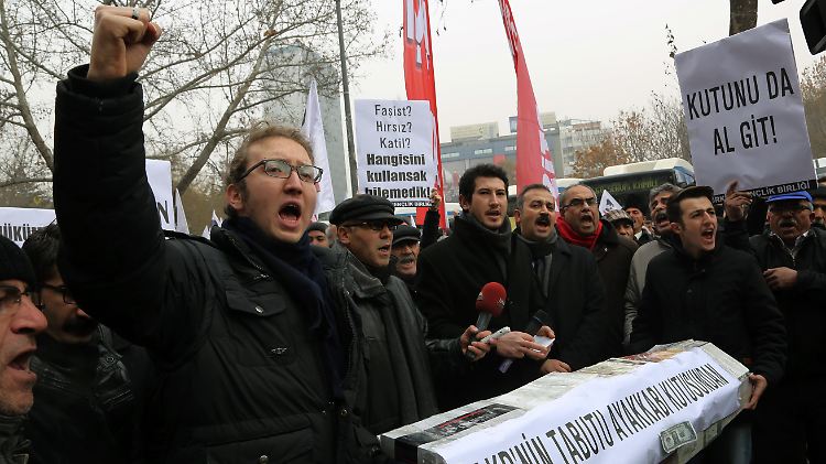 Demonstranten machen am Samstag in Ankara ihrem Ärger über den Korruptionsskandal Luft.