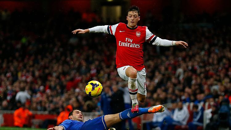 Wie ein Überflieger wirkte Mesut Özil gegen Chelsea nur in Szenen wie dieser. 
