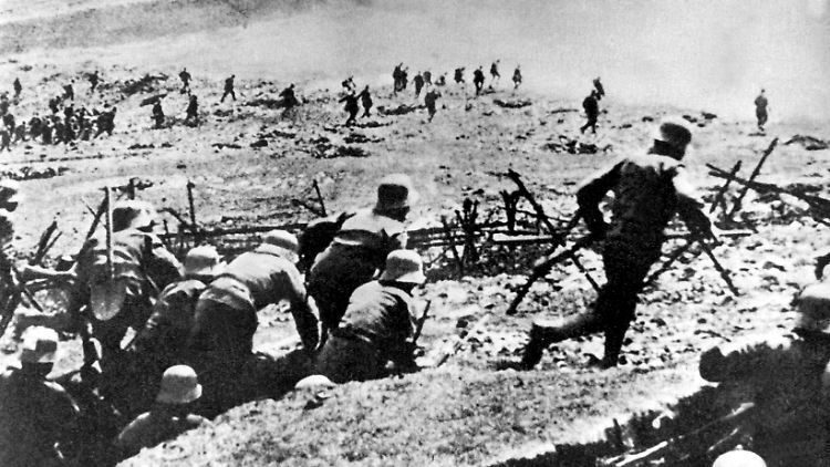 Der Erste Weltkrieg forderte Millionen von Opfern. An Weihnachten 1914 ruhte an vielen Stellen das Kampfgeschehen.