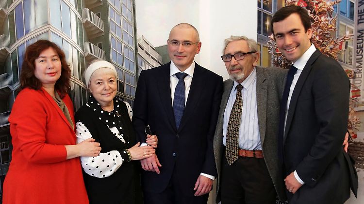 Chodorkowski (m.) mit seinen Eltern Marina and Boris, seinem Sohn Pawel (r.) und seiner ersten Frau Jelena (l.) in Berlin.