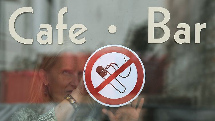 Bayern hat sich für ein strenges Rauchverbot entschieden - Karlsruhe billigt das.