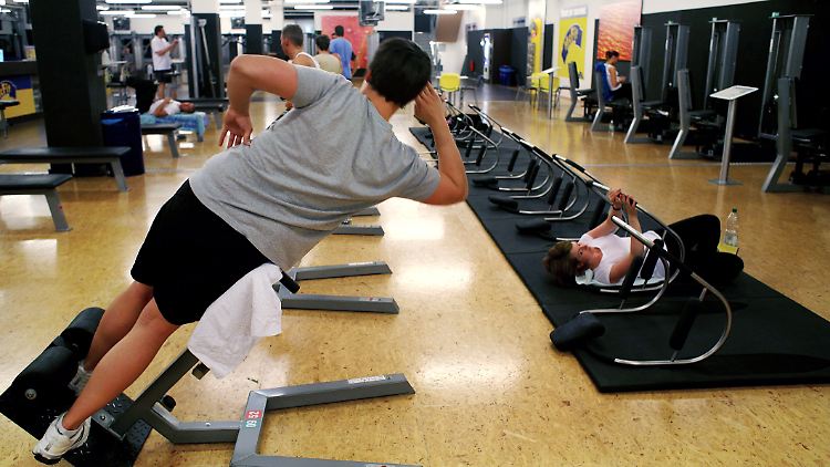 Wer mit einem Training im Fitnessstudio beginnen will, dem raten Verbraucherexperten zunächst zu einem kostenlosen Probetraining.