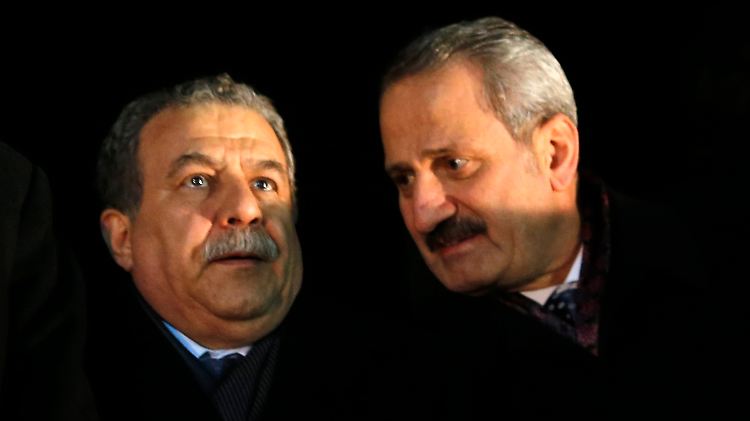Innenminister Güler (l.) und Wirtschaftsminister Caglayan (r.) sind zurückgetreten. Ihre Söhne sitzen wegen dubioser Staatsgeschäfte in Untersuchungshaft.